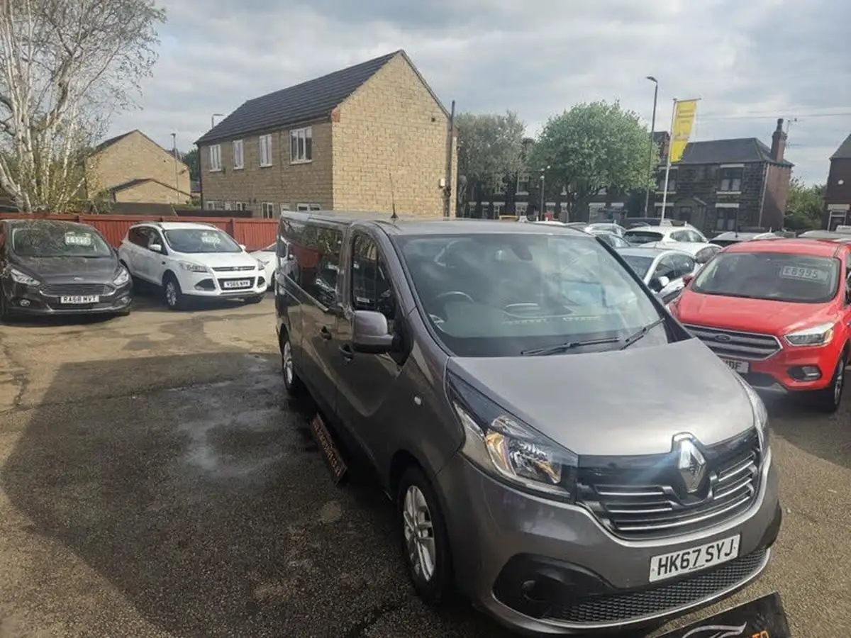 2018-renault-trafic-16dci-ll29-125-sport-nav-energy-125eu6-minibus-9-seats-big-3