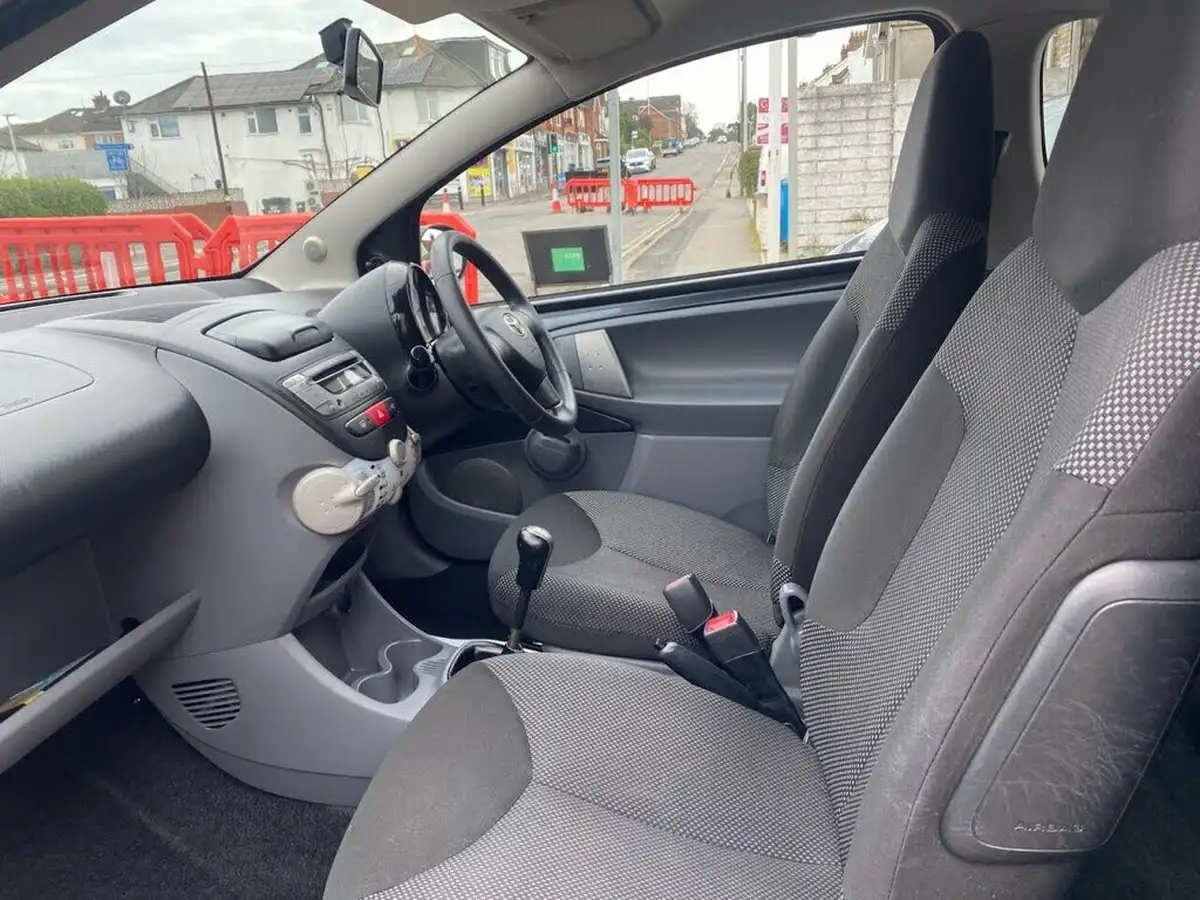 2011-toyota-aygo-10-aygo-go-vvt-i-3d-big-11
