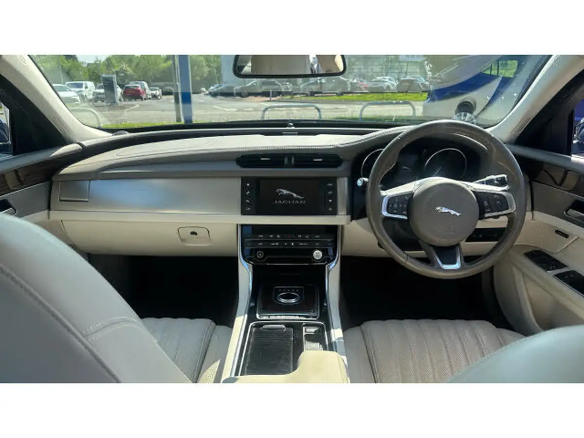 2017-jaguar-xf-20td-portfolio-180ps-saloon-4d-1999cc-auto-big-9