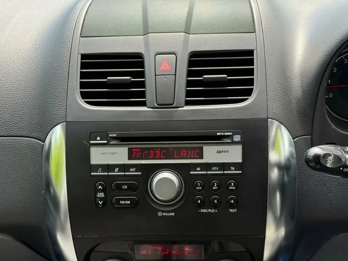 2013-suzuki-sx4-big-14