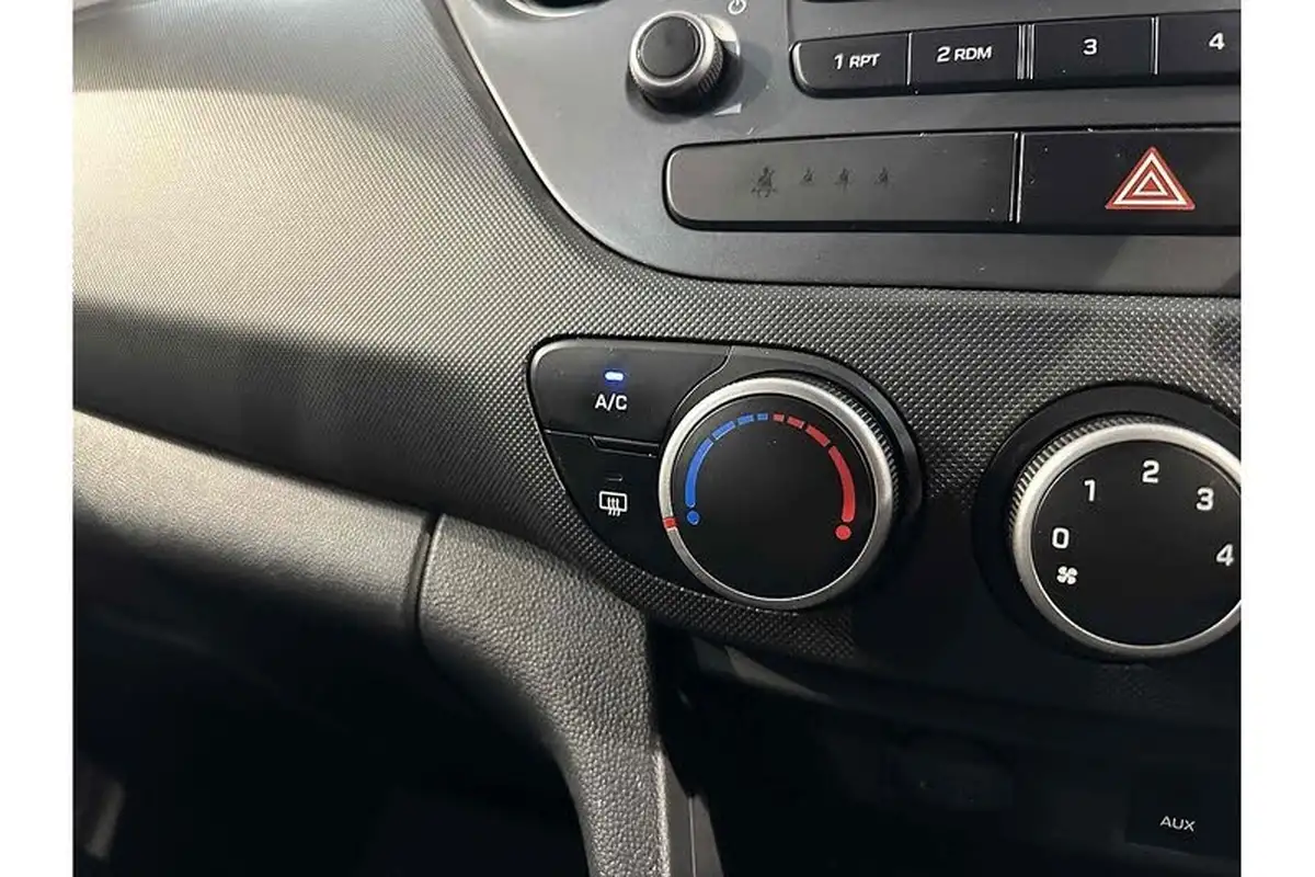 2017-hyundai-i10-10-se-big-35