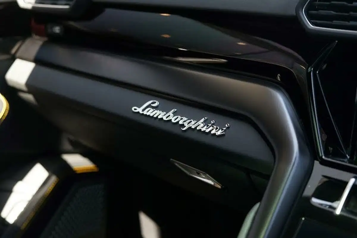 2023-lamborghini-urus-40-no-trim-big-12