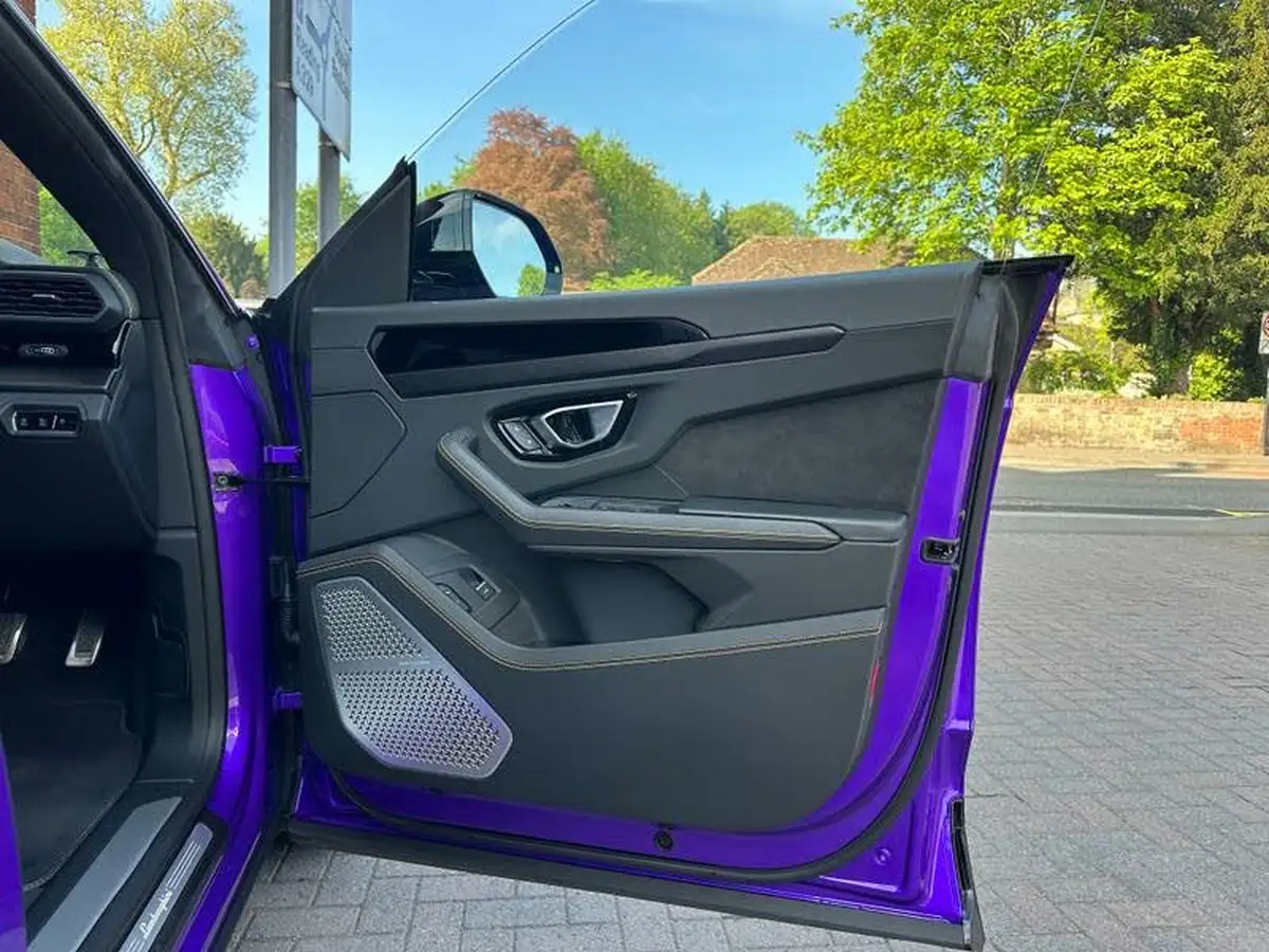 2022-lamborghini-urus-40-no-trim-big-13