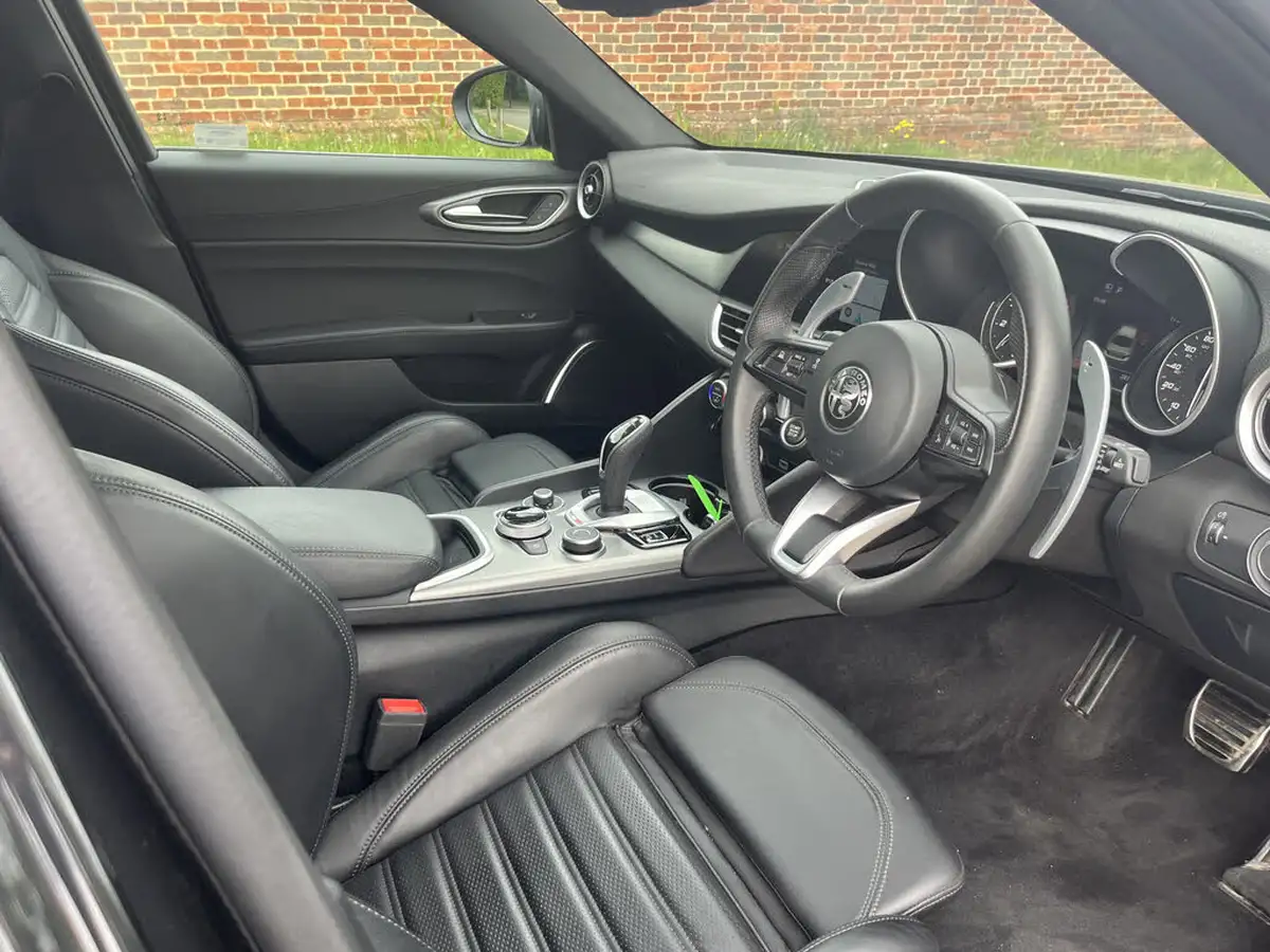 2022-alfa-romeo-giulia-20-veloce-big-19