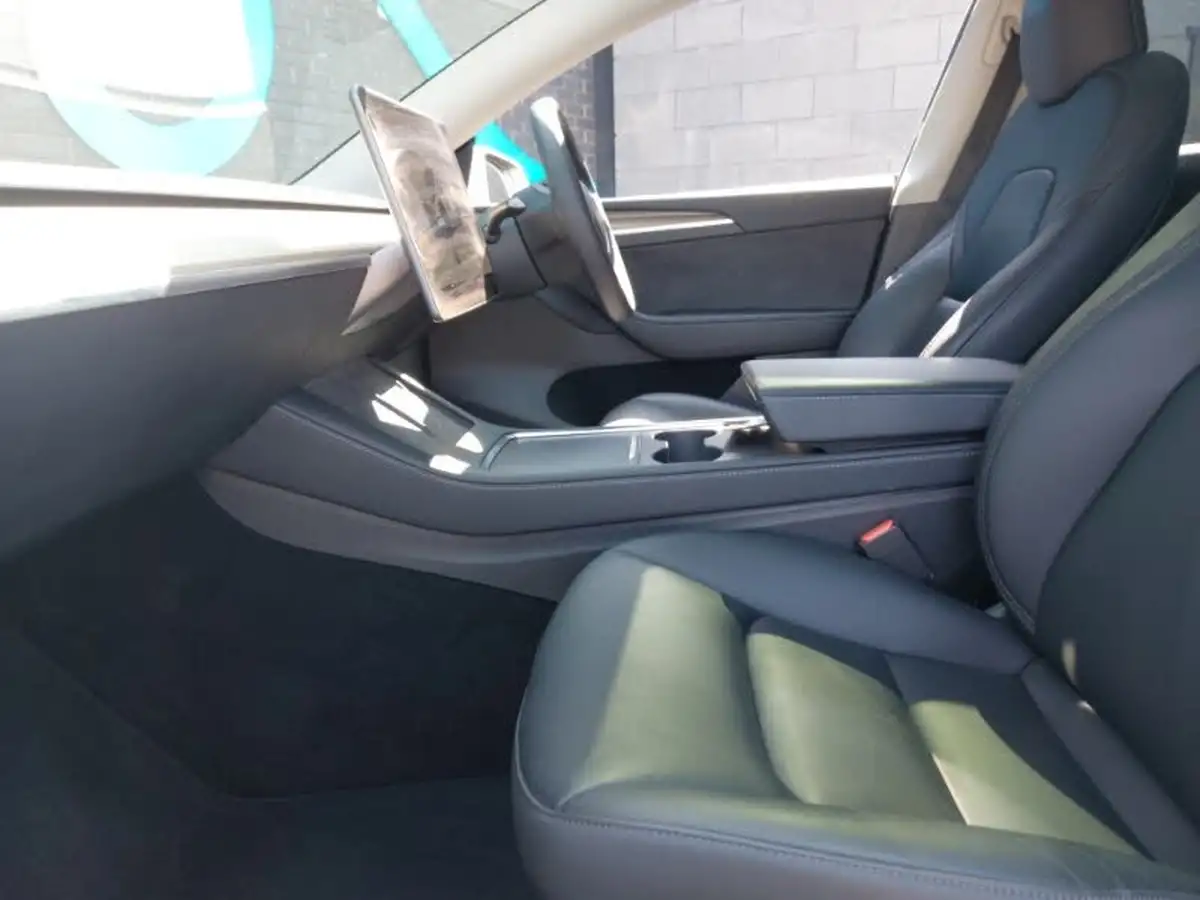 2022-tesla-model-y-e-long-range-big-4