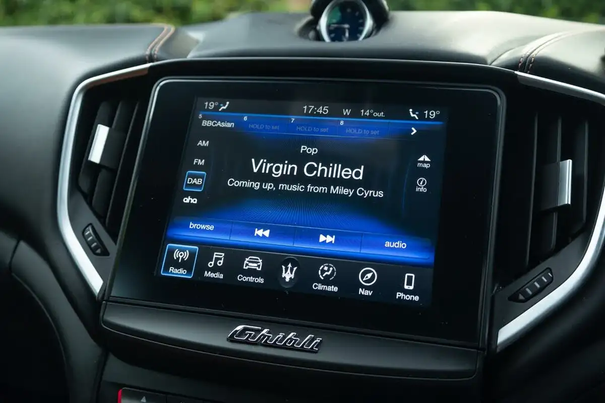 2020-maserati-ghibli-30td-gransport-big-30