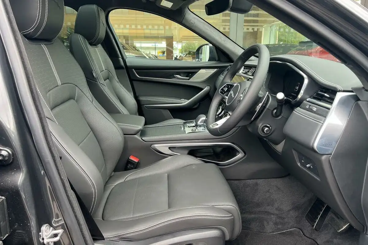 2024-jaguar-f-pace-20-d200-r-dynamic-hse-black-big-32