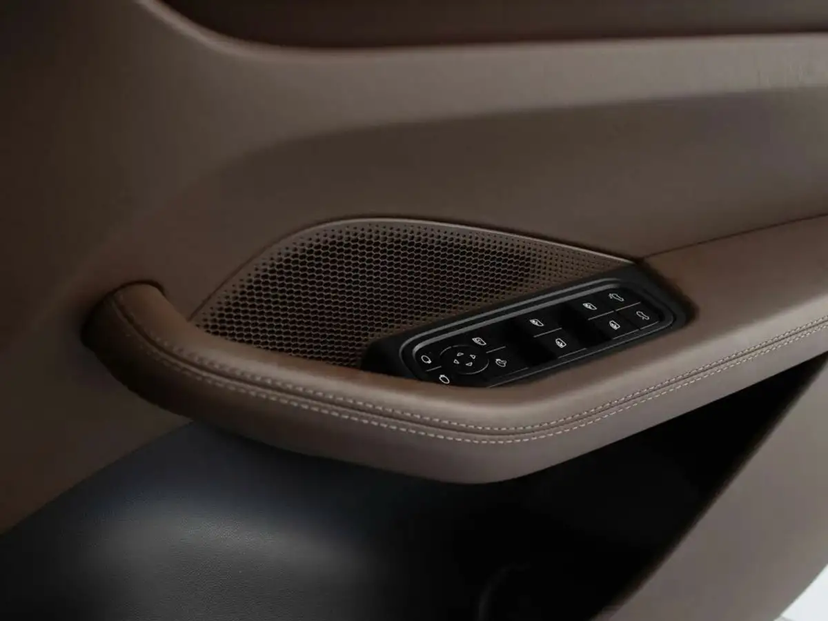 2024-porsche-macan-e-turbo-electric-big-40