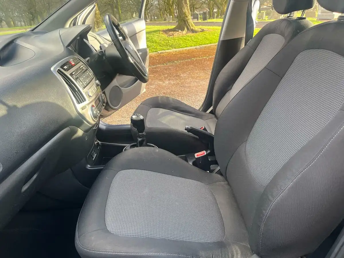 2012-hyundai-i20-14-style-99bhp-big-11
