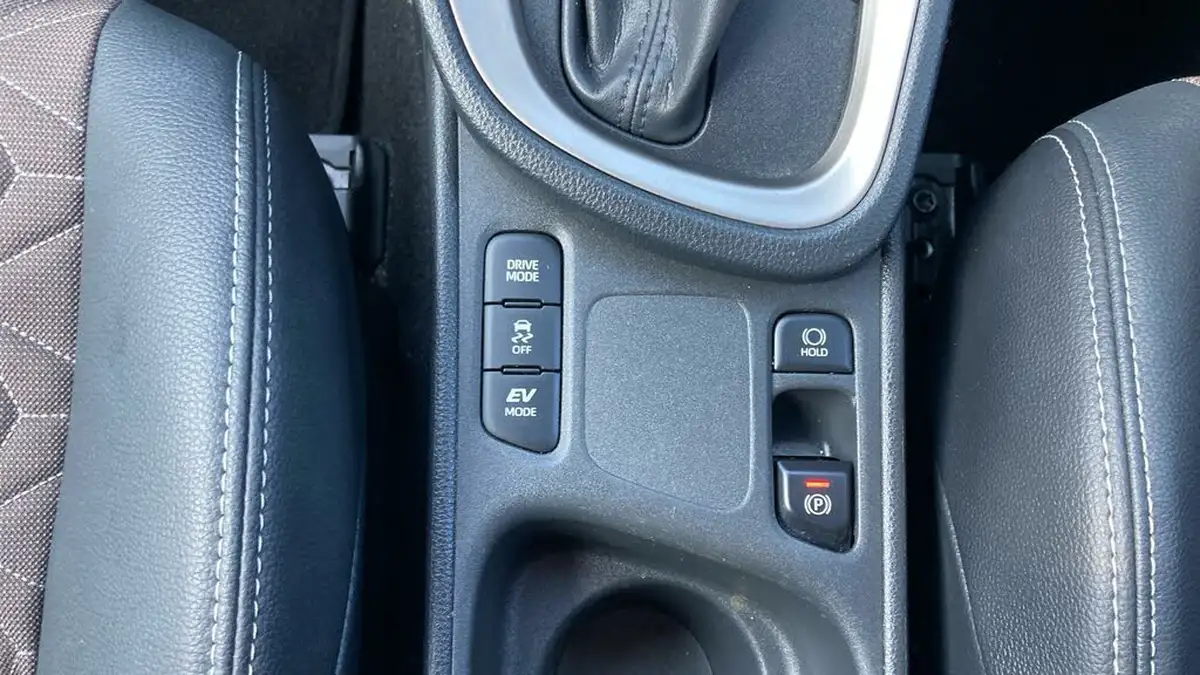 2022-toyota-yaris-cross-15-vvt-i-excel-big-24