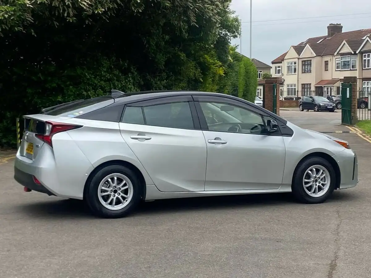 2019-toyota-prius-big-23