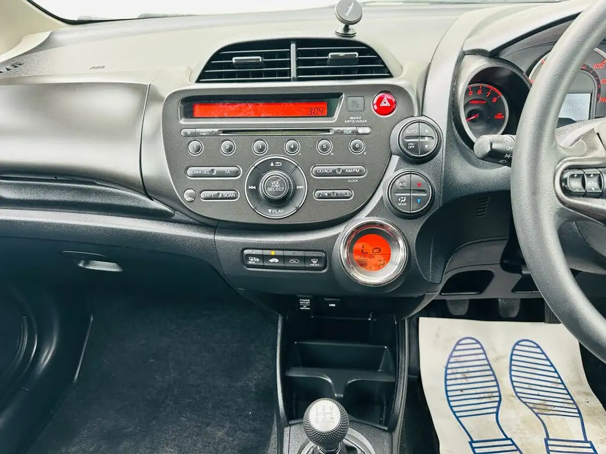 2011-honda-jazz-14-es-big-51