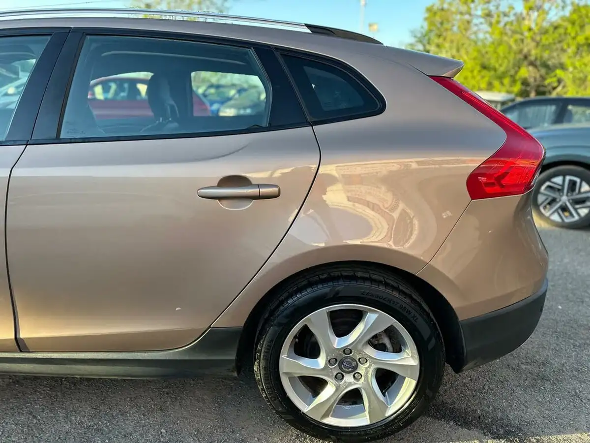 2014-volvo-v40-16td-d2-cross-country-lux-powershift-big-25