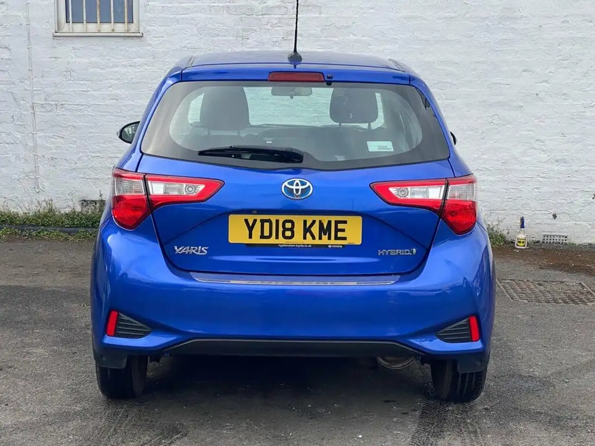 2018-toyota-yaris-15-vvt-i-icon-navi-hybrid-big-11
