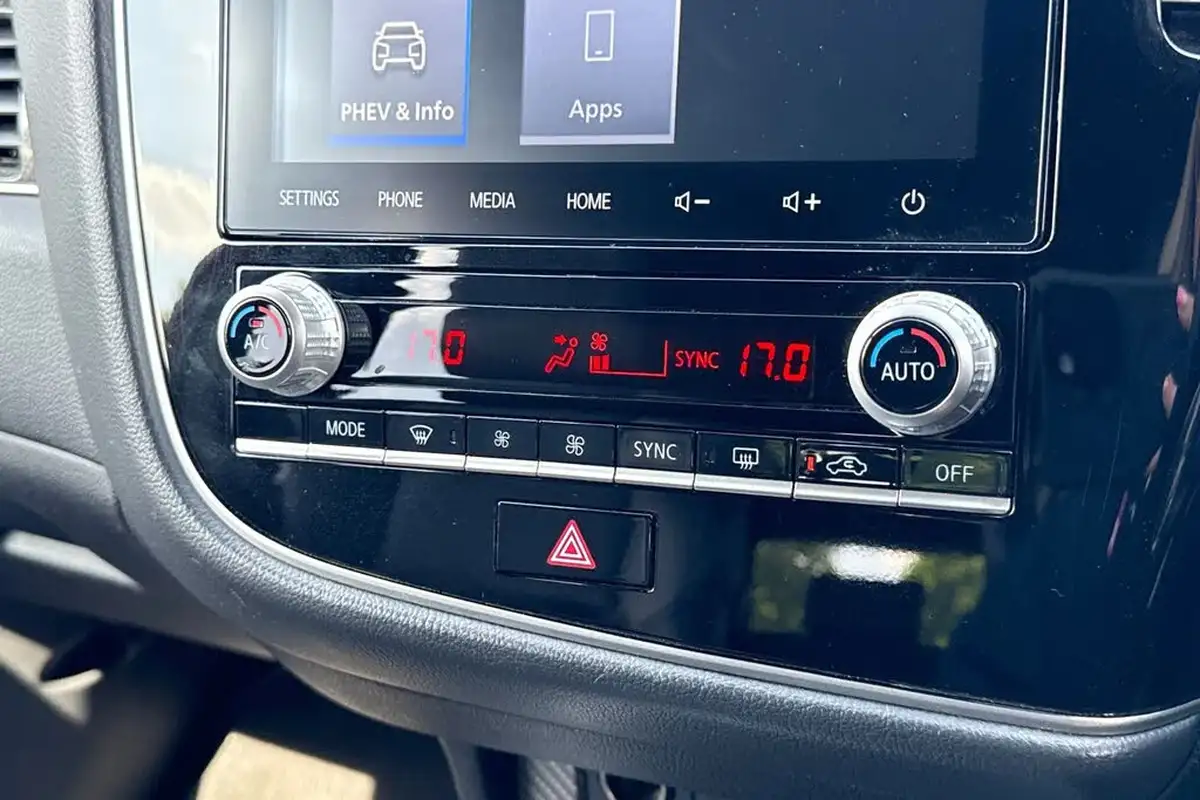 2019-mitsubishi-outlander-24-dynamic-safety-phev-big-21