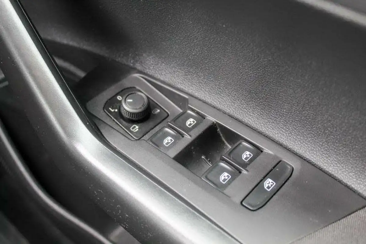 2023-volkswagen-polo-10-tsi-life-big-29