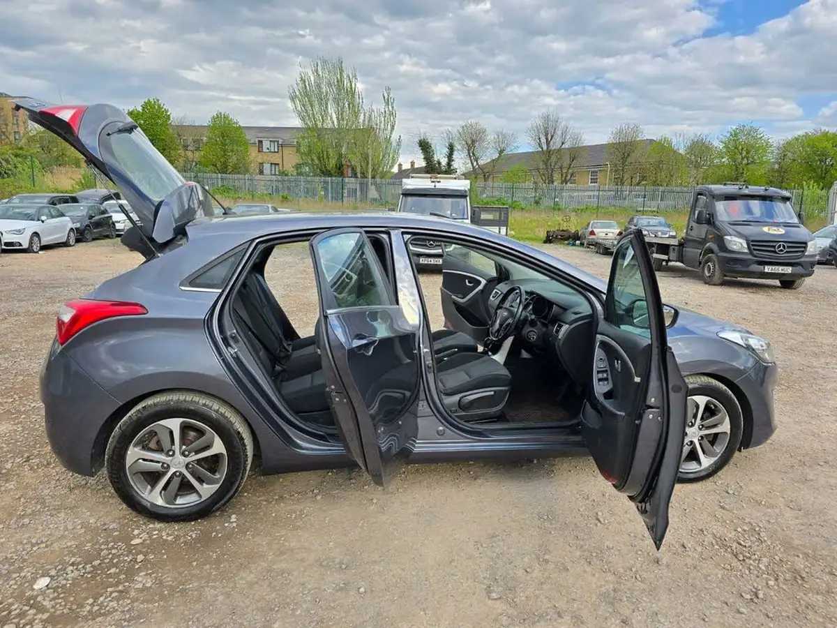 2017-hyundai-i30-16crdi-se-110ps-blue-drive-hatchback-dct-big-12