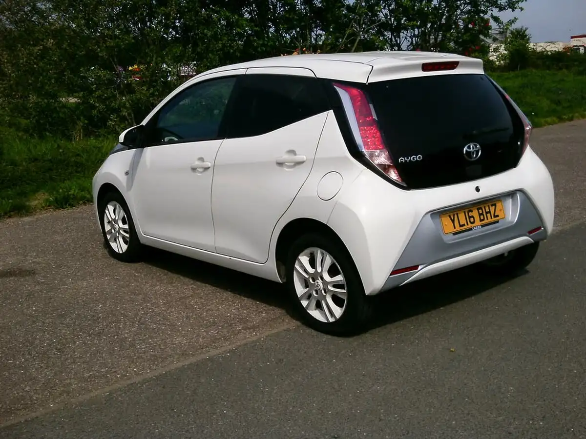 2016-toyota-aygo-10-vvt-i-x-pure-5d-big-3