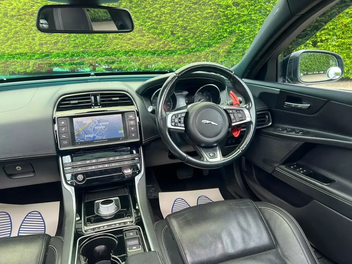 2016-jaguar-xe-20i-r-sport-240ps-big-9