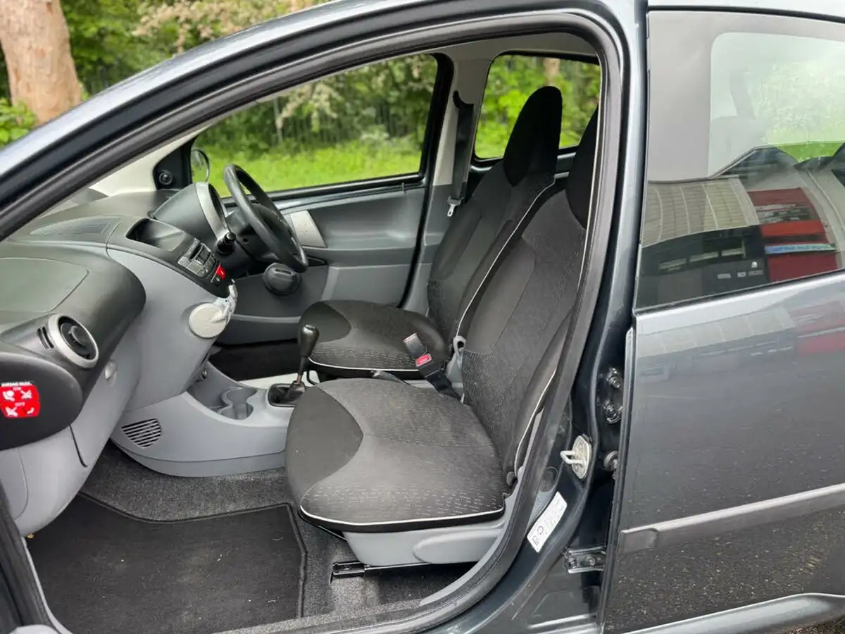 2012-peugeot-107-10-urban-5d-big-38