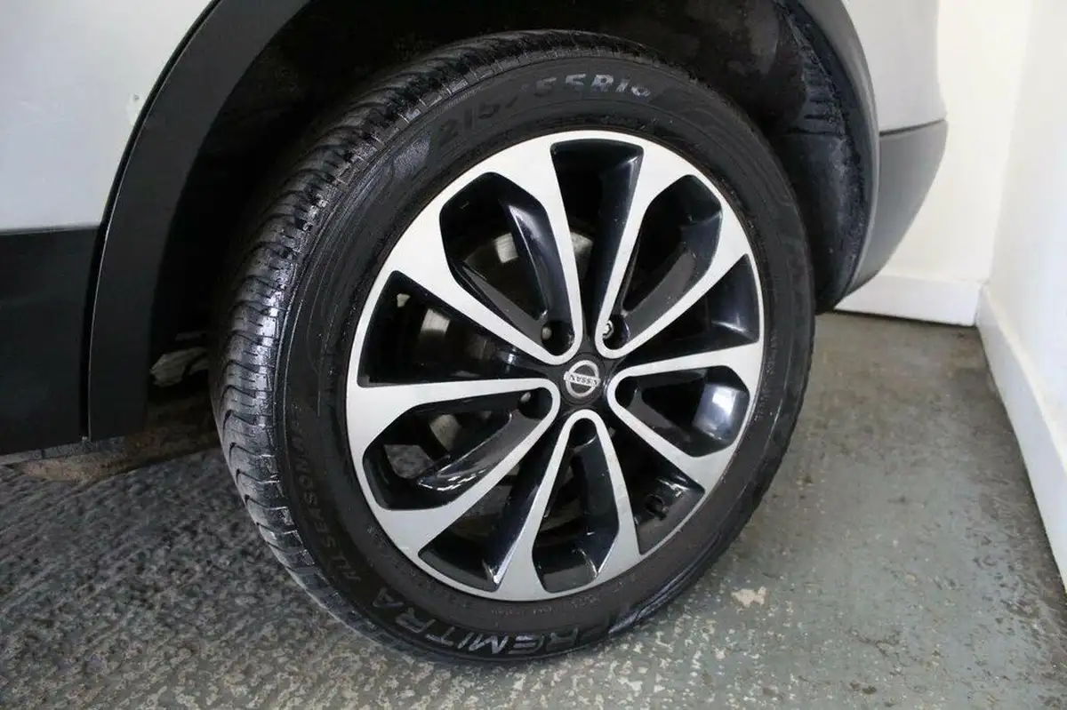 2013-nissan-qashqai2-15td-360-big-51