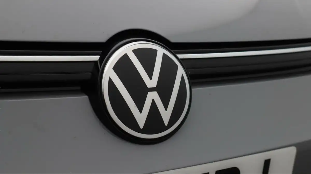 2021-volkswagen-golf-big-40