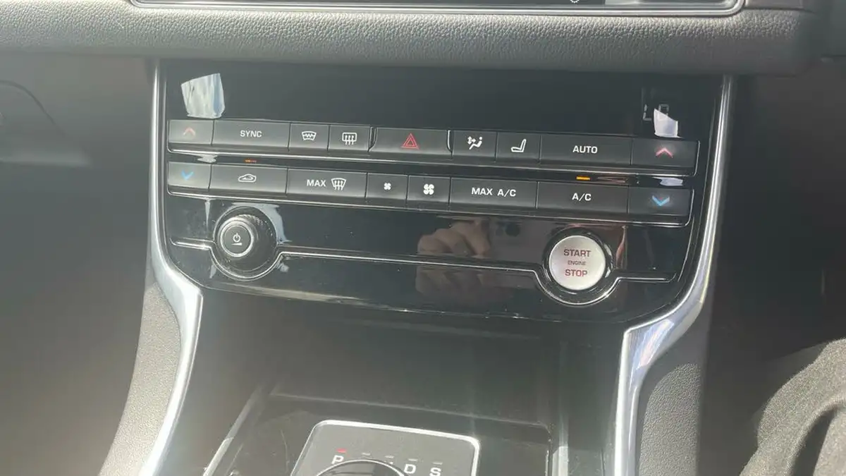 2016-jaguar-xf-20td-r-sport-180ps-auto-big-27
