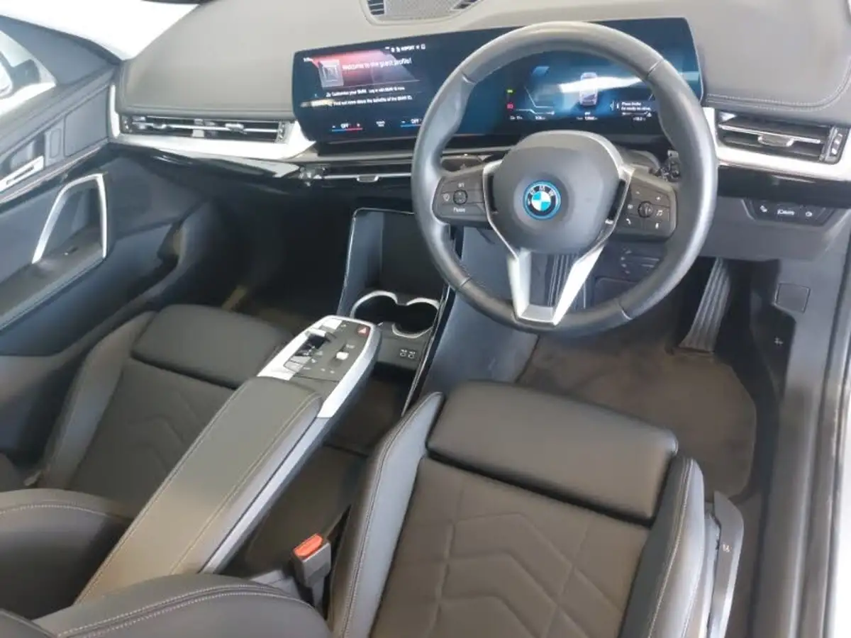 2023-bmw-ix1-e-xdrive30-xline-big-5
