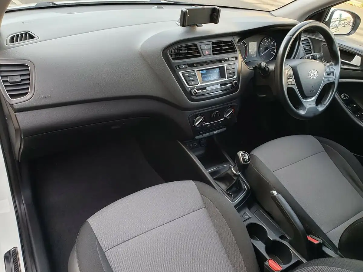 2016-hyundai-i20-10-active-big-6
