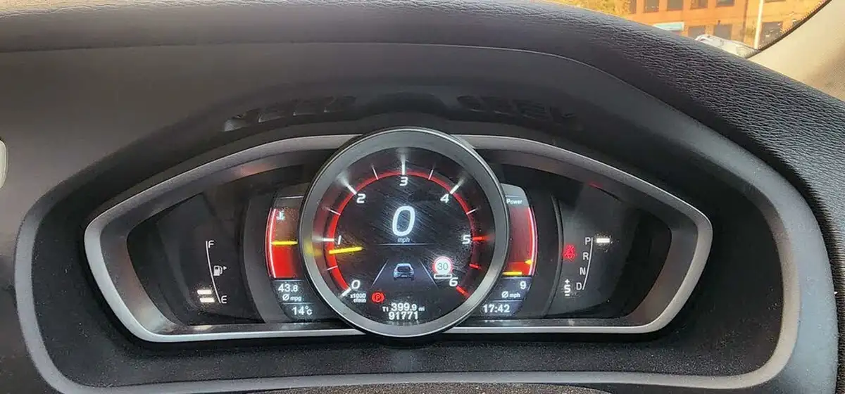 2014-volvo-v40-16td-d2-se-lux-powershift-big-10
