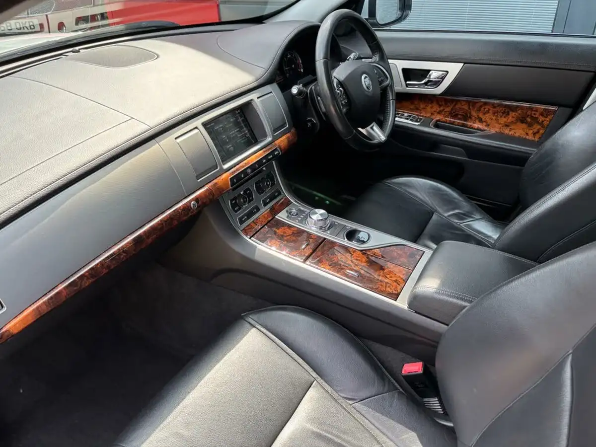 2012-jaguar-xf-22td-luxury-190ps-saloon-4d-auto-big-17