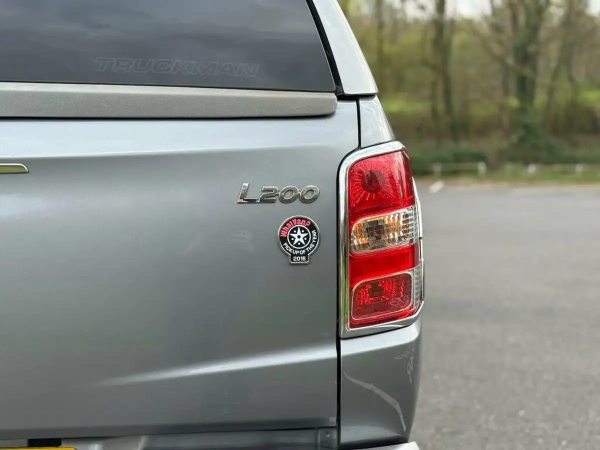 2016-mitsubishi-l200-24di-d-barbarian-big-9