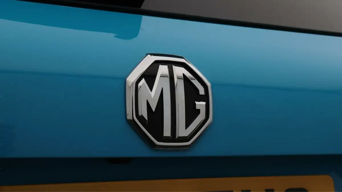 2023-mg-hs-15t-gdi-trophy-162ps-big-22