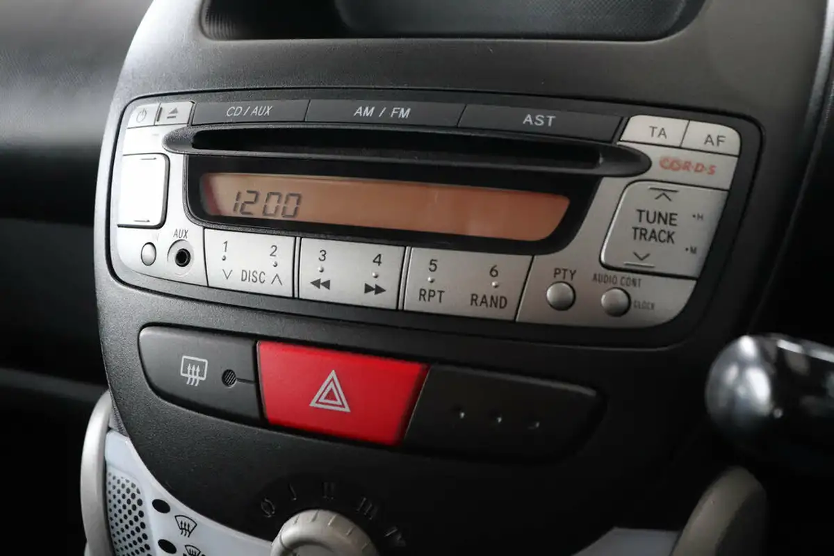 2013-peugeot-107-10-access-big-30