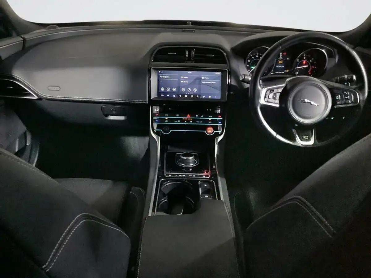 2019-jaguar-xe-big-2