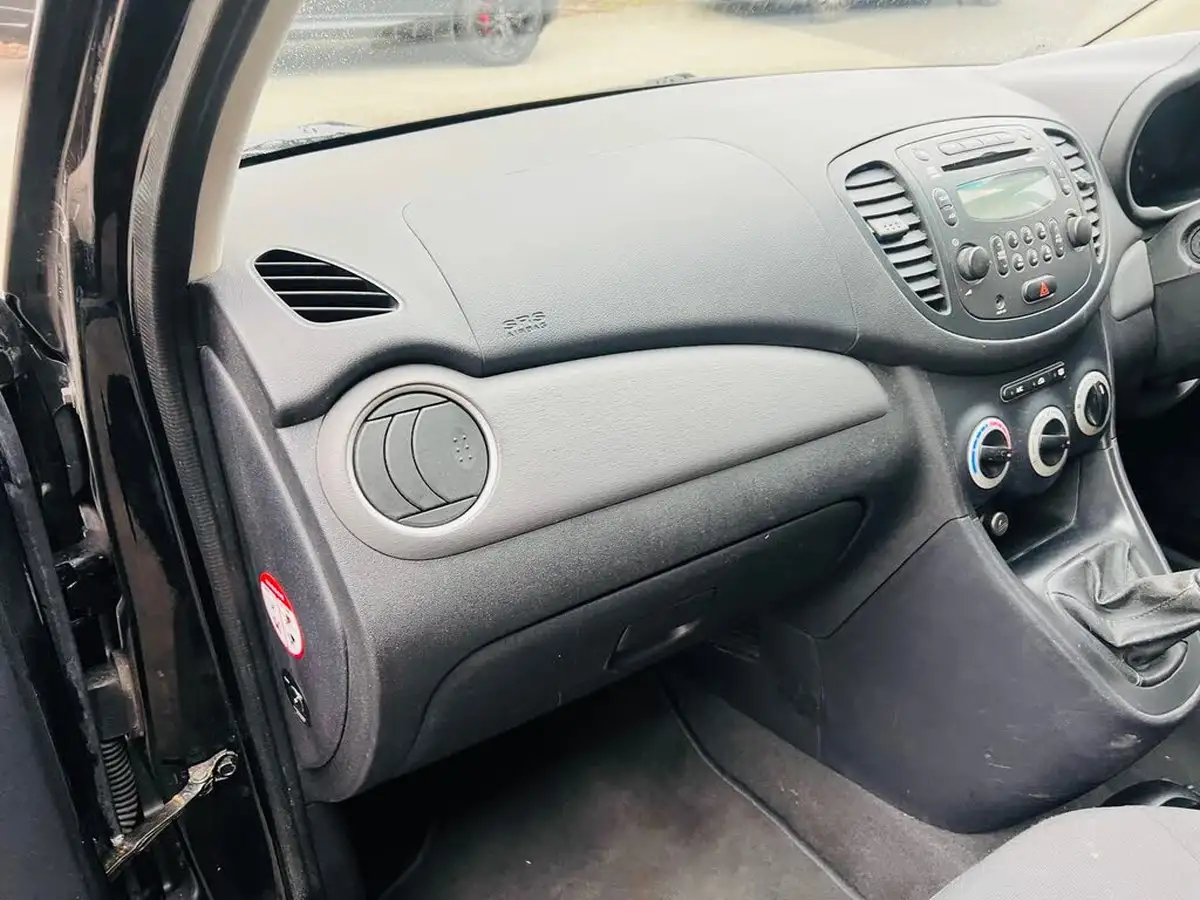 2010-hyundai-i10-12-comfort-76bhp-big-46