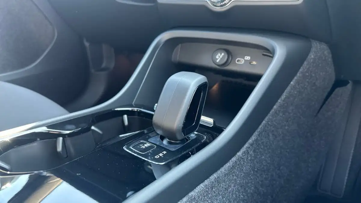 2025-volvo-ex40-e-ultra-big-13