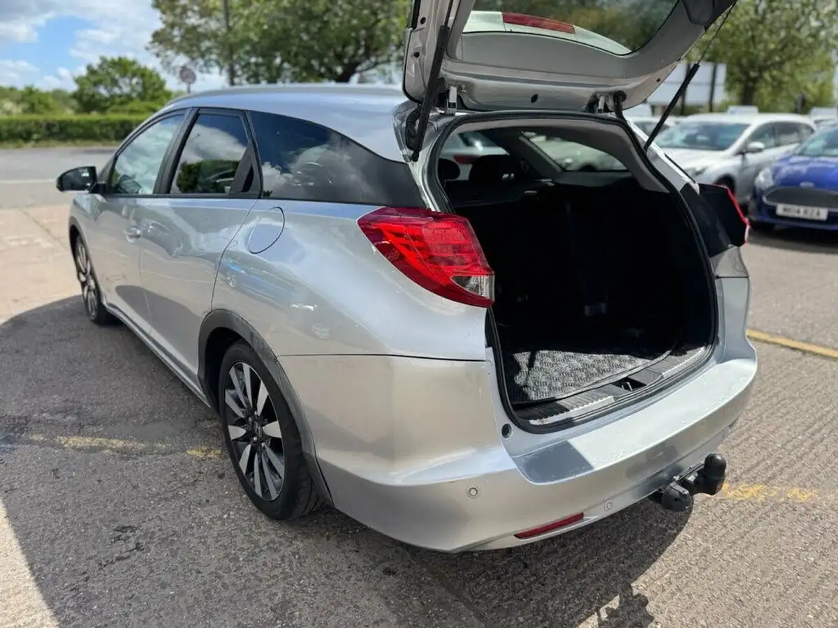 2015-honda-civic-16-i-dtec-sr-honda-connect-with-navi-tourer-big-10