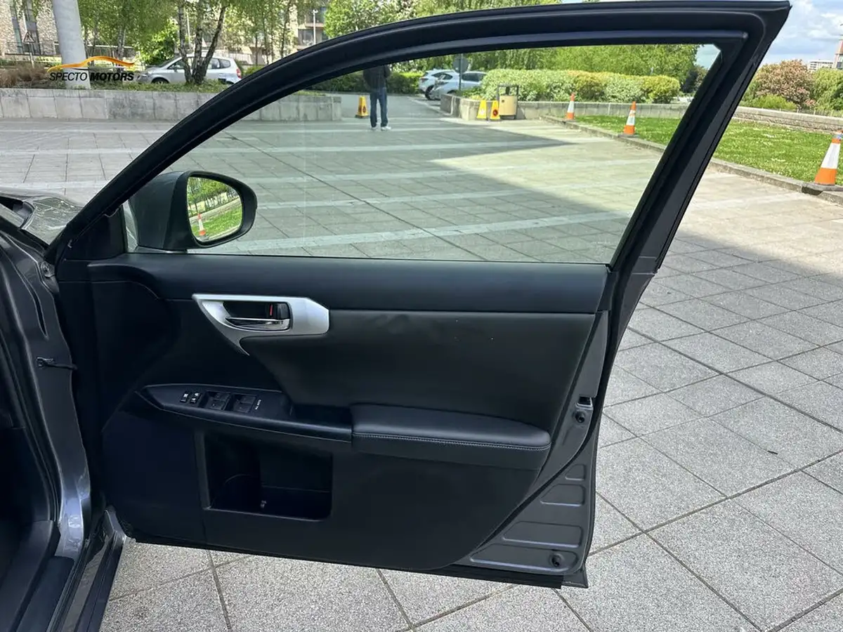 2013-lexus-ct-200h-18-advance-big-14