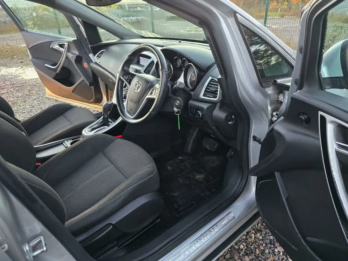 2010-vauxhall-astra-16-sri-16v-vvt-115ps-hatchback-5d-auto-big-21