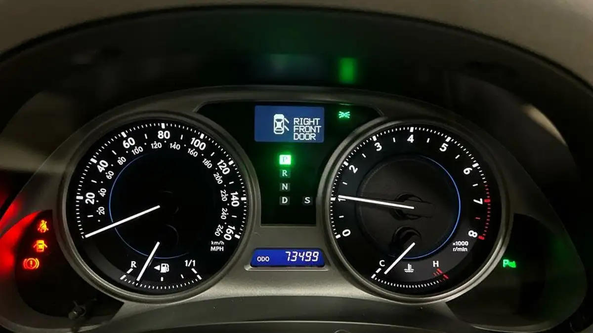 2010-lexus-is-250-25-se-i-saloon-4d-big-11