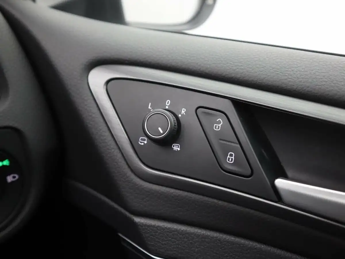 2019-volkswagen-golf-15-tsi-se-nav-130ps-hatchback-5d-dsg-big-28