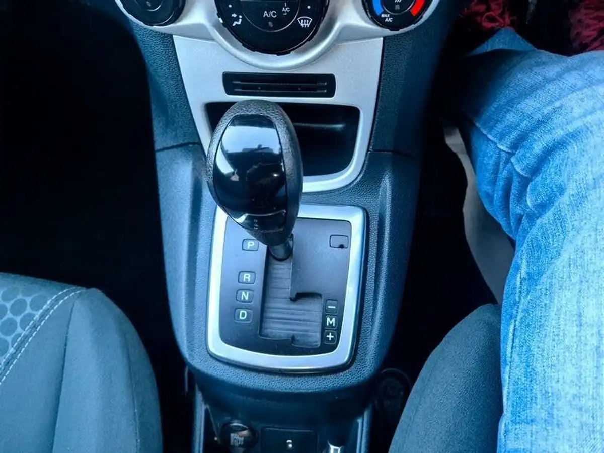2010-ford-fiesta-14-zetec-96ps-5d-auto-big-18