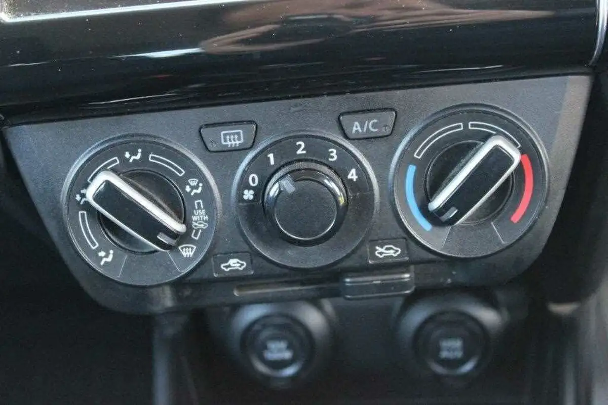 2019-suzuki-swift-12-dualjet-attitude-big-29