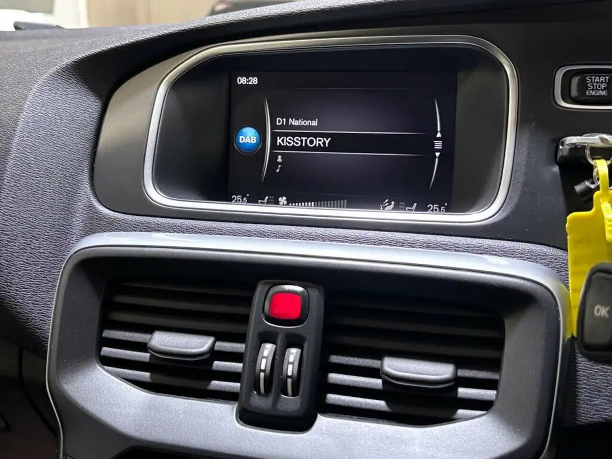 2017-volvo-v40-20td-d4-r-design-nav-plus-big-23