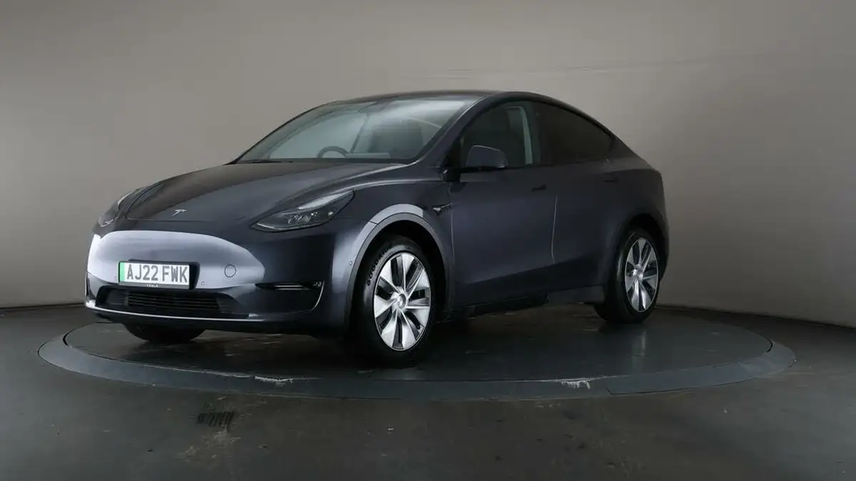 2022-tesla-model-y-e-long-range-big-35