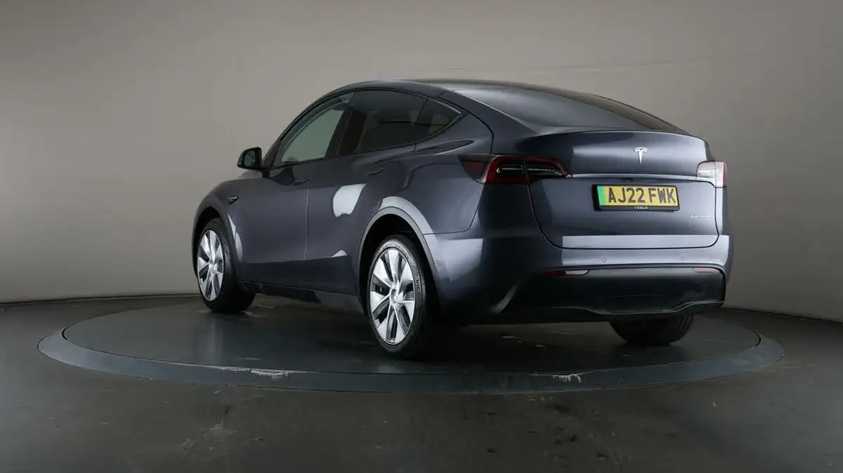 2022-tesla-model-y-e-long-range-big-59