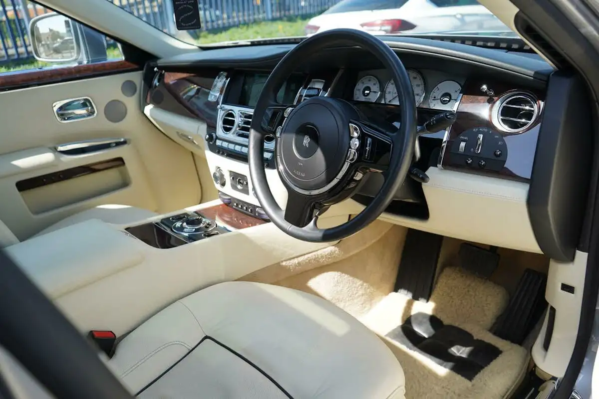 2011-rolls-royce-ghost-66-big-15