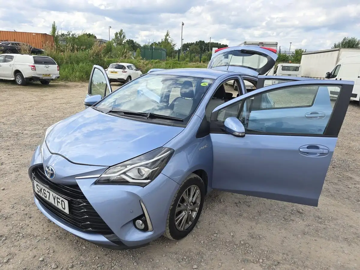 2017-toyota-yaris-15-vvt-i-icon-tech-98bhp-hybrid-1497cc-e-cvt-big-8