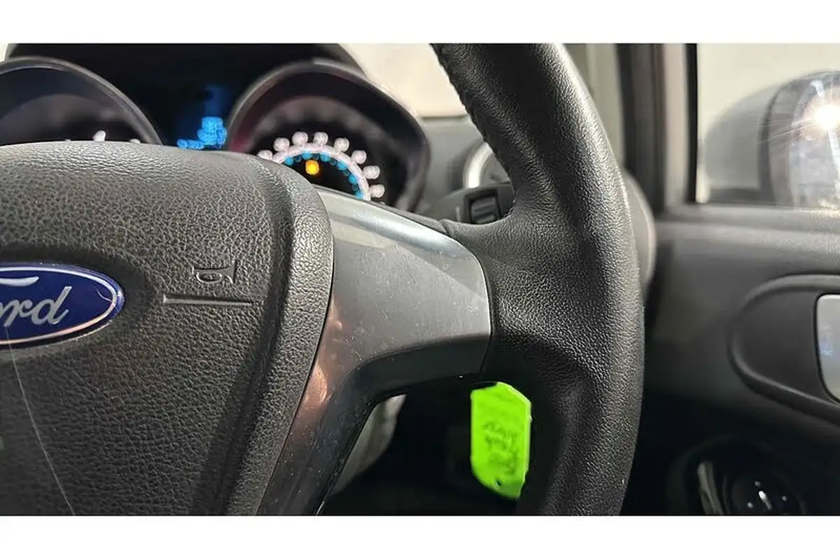 2014-ford-fiesta-125-zetec-5d-big-30